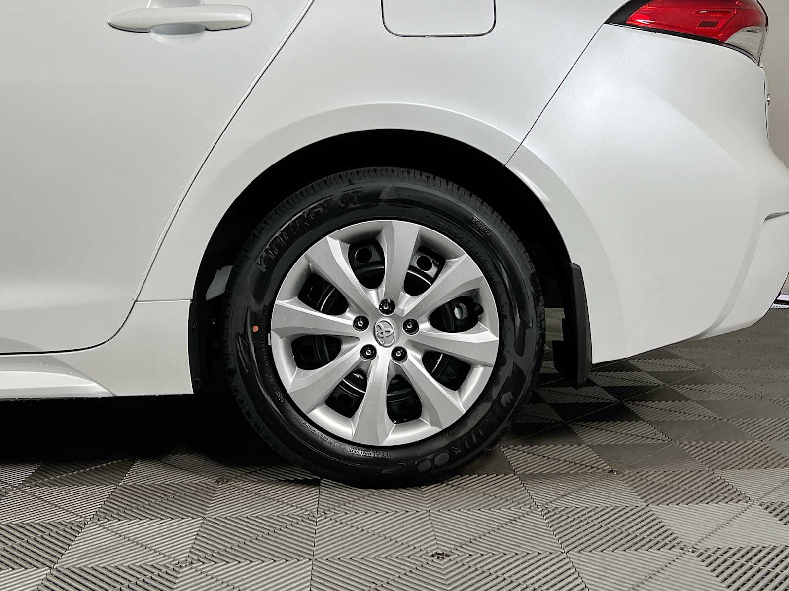 2025 Toyota Corolla LE - Photo 18