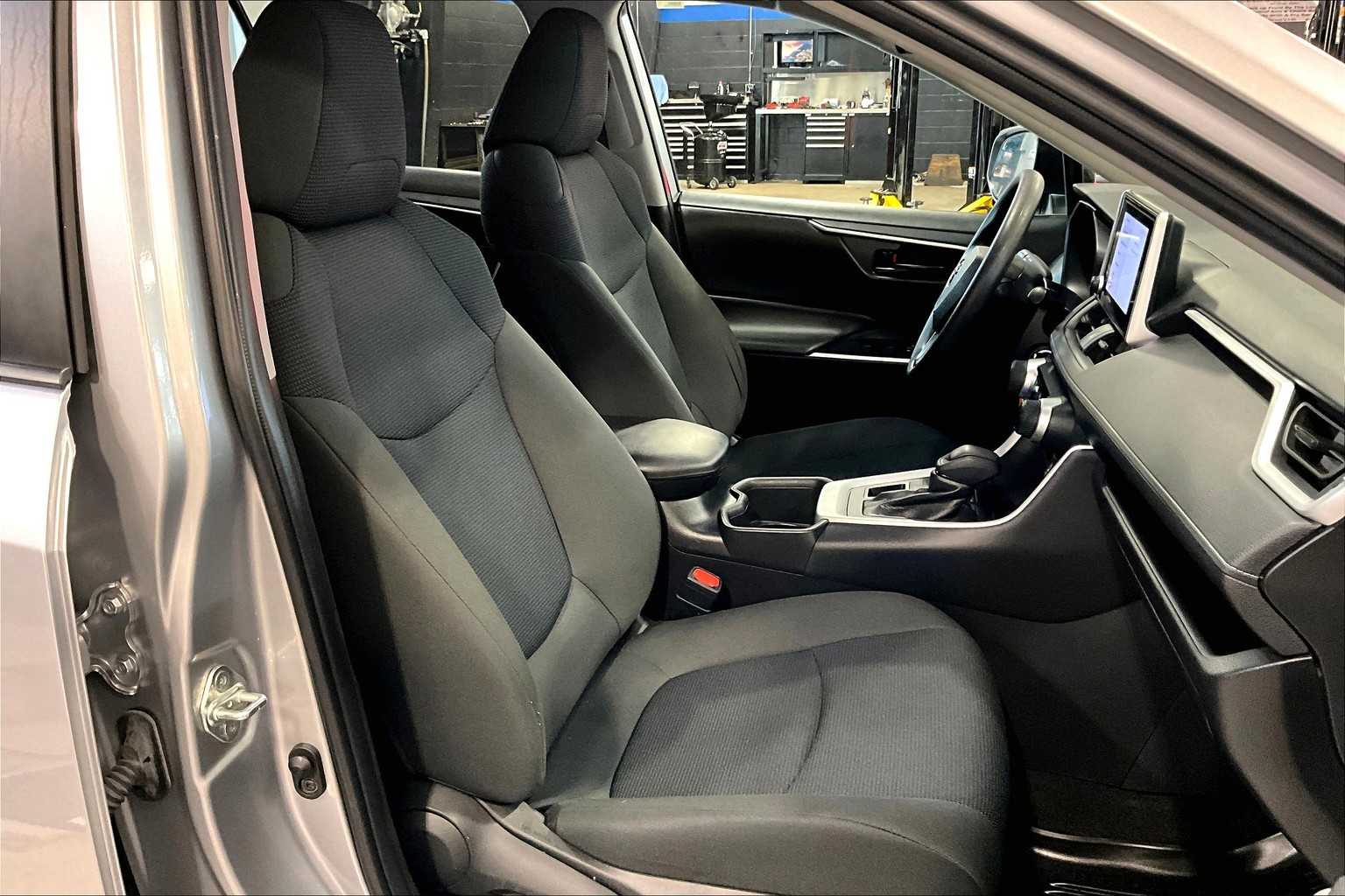 2023 Toyota RAV4 LE - Photo 11