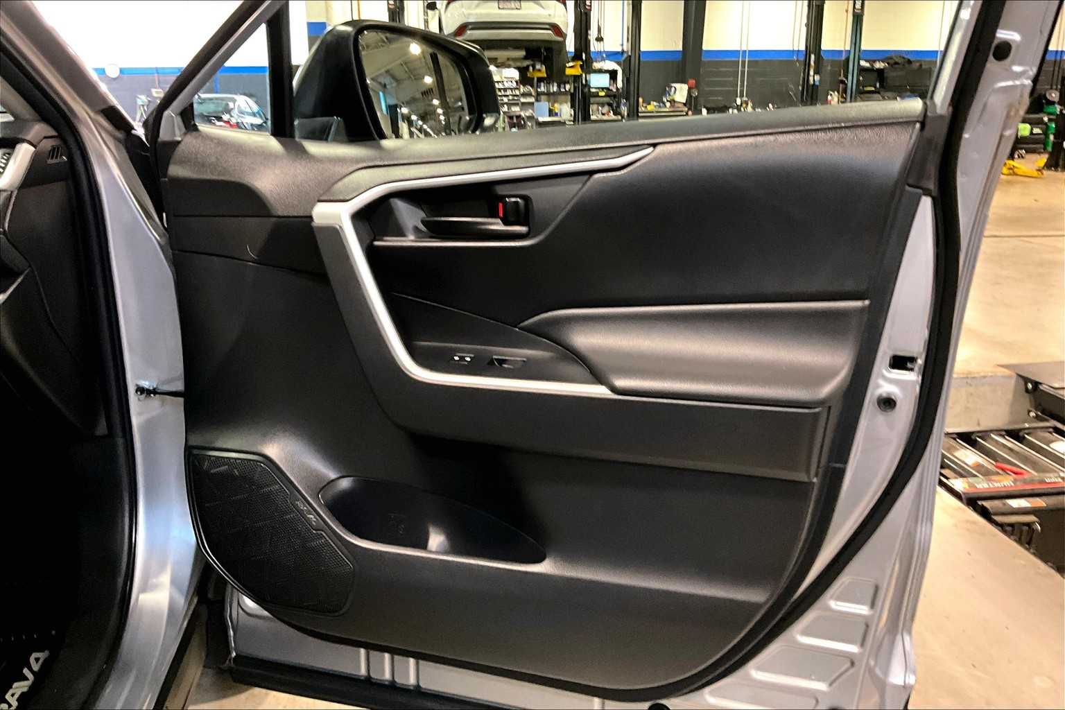 2023 Toyota RAV4 LE - Photo 12