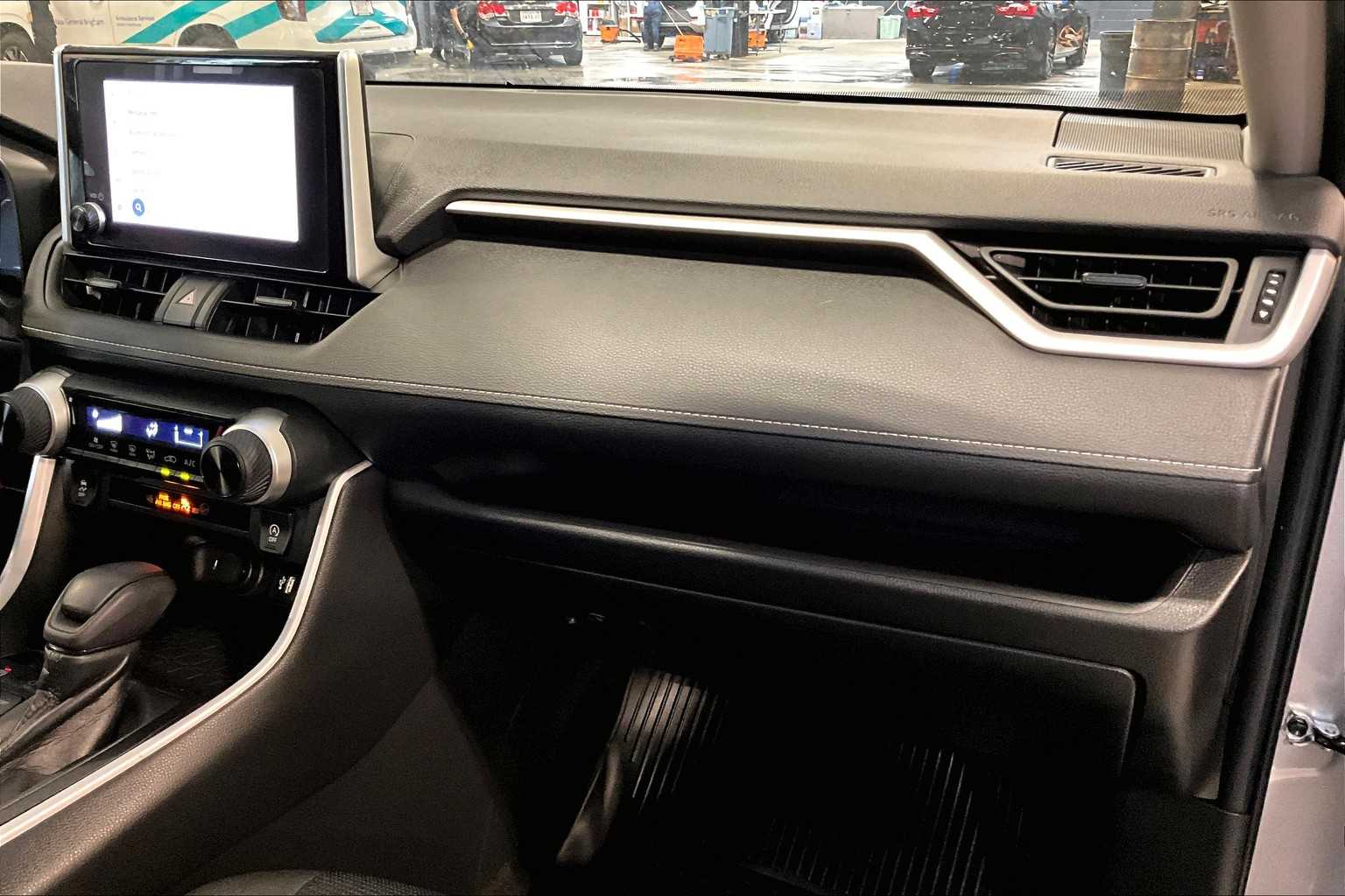 2023 Toyota RAV4 LE - Photo 13