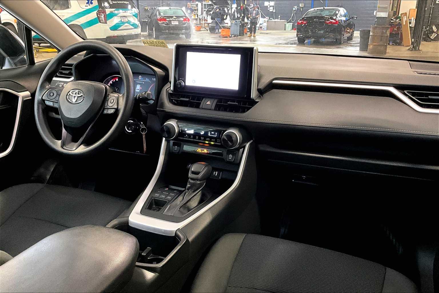 2023 Toyota RAV4 LE - Photo 14