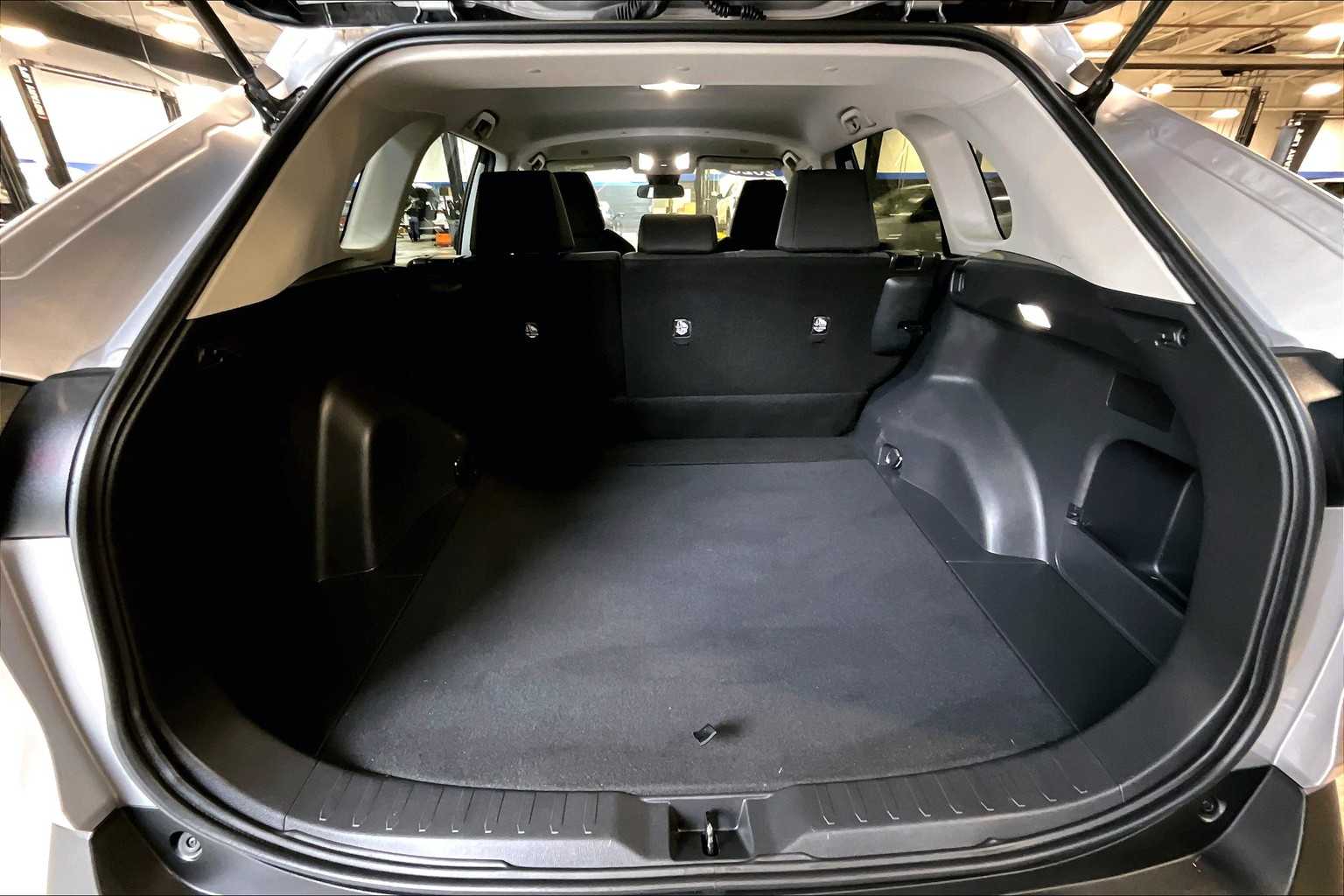 2023 Toyota RAV4 LE - Photo 17