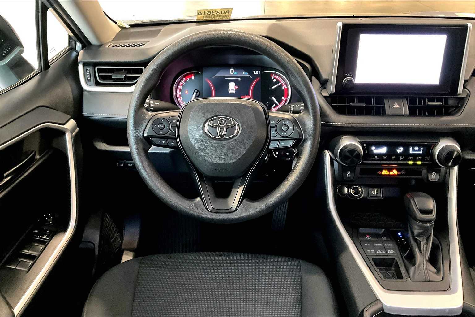 2023 Toyota RAV4 LE - Photo 18