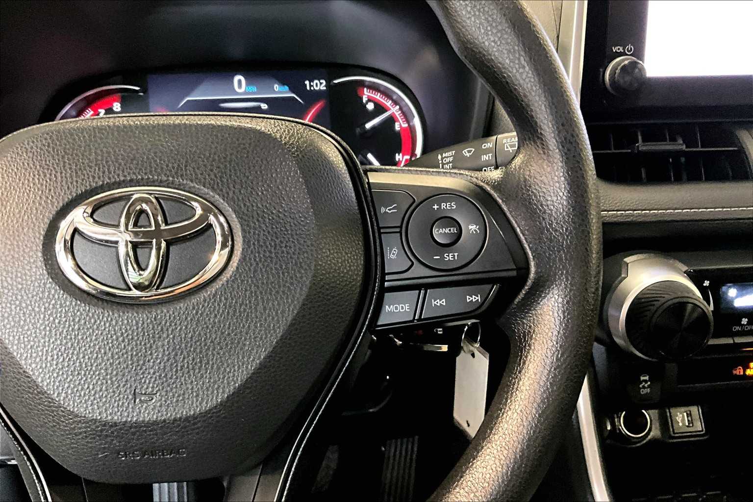 2023 Toyota RAV4 LE - Photo 25