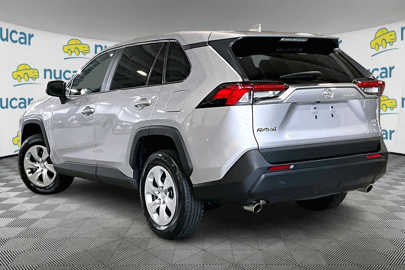 2023 Toyota RAV4 LE - Photo 4