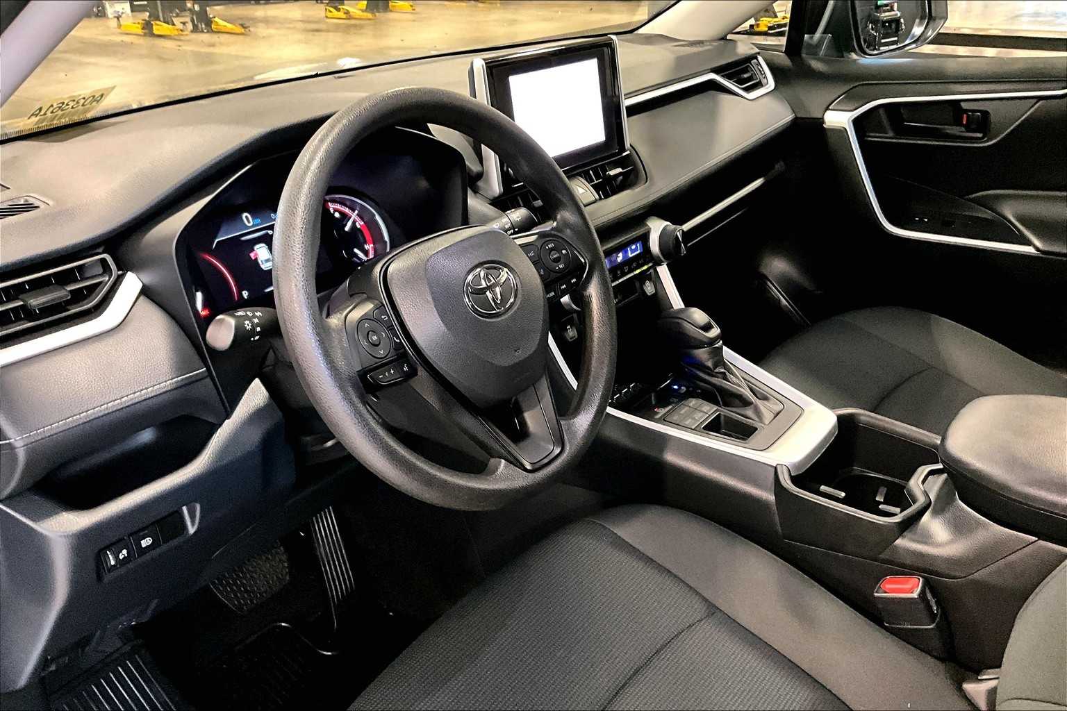 2023 Toyota RAV4 LE - Photo 8
