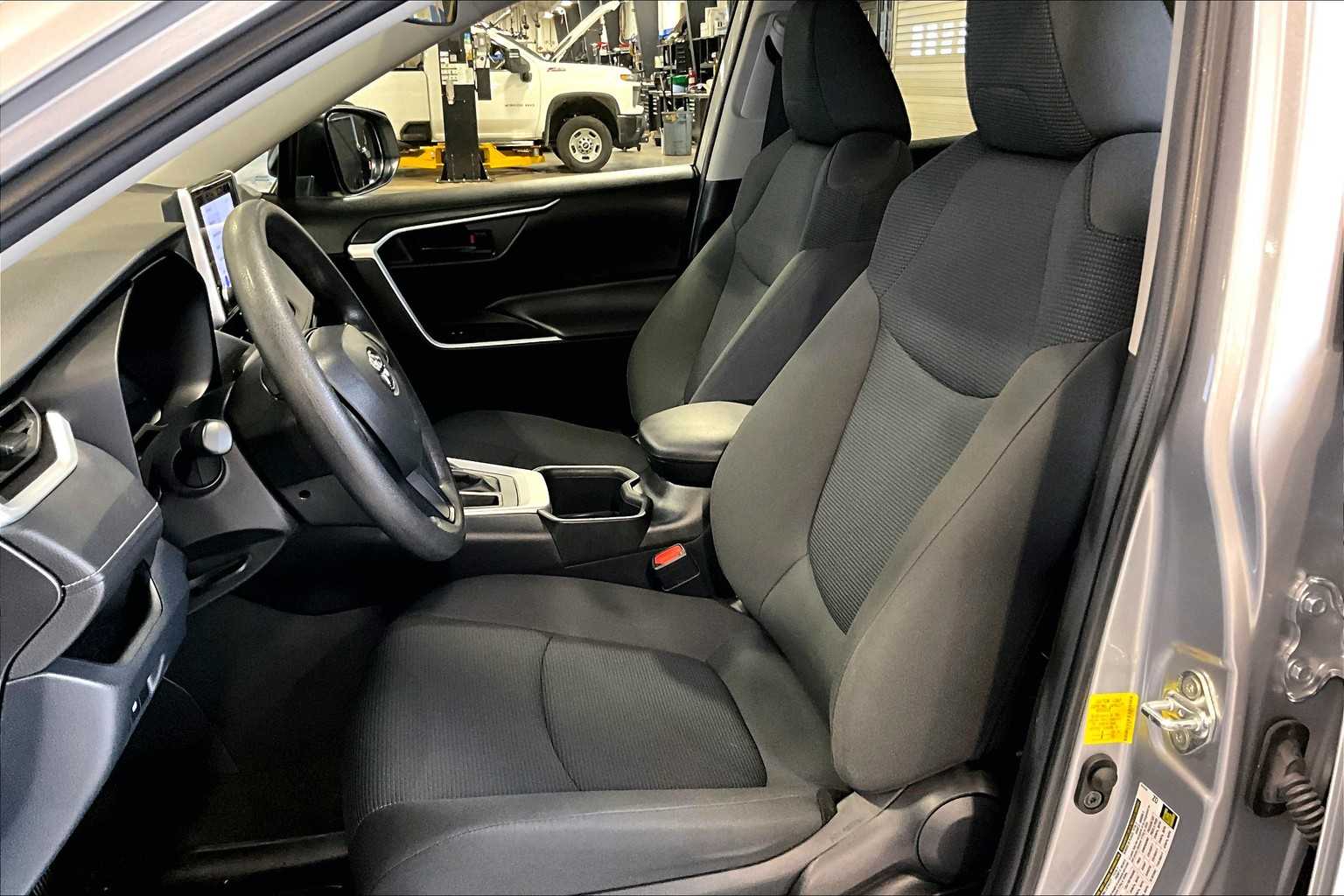 2023 Toyota RAV4 LE - Photo 10
