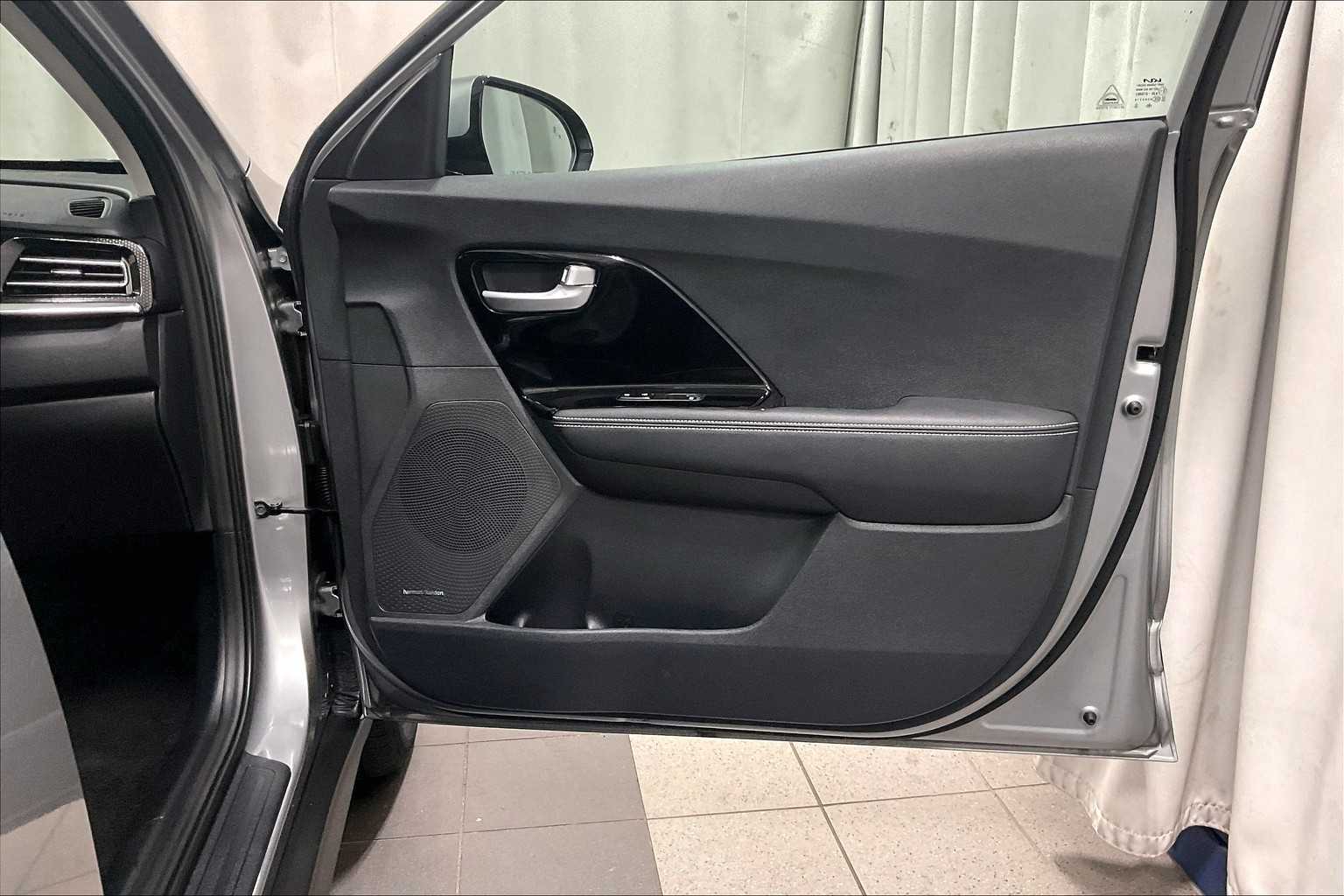 2022 Kia Niro EV EX - Photo 12