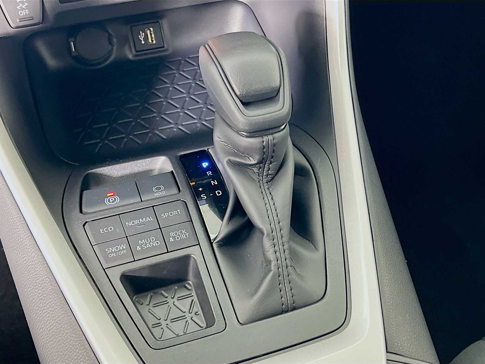 2025 Toyota RAV4 LE - Photo 11