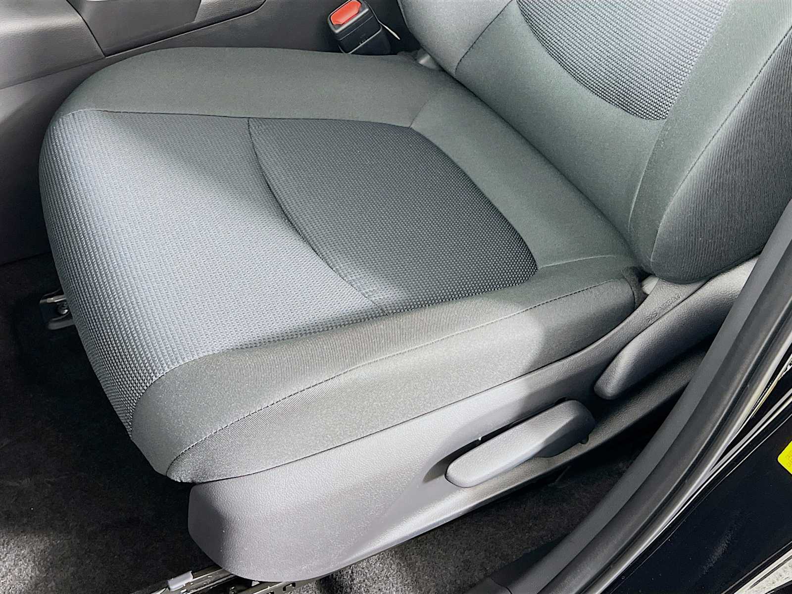 2025 Toyota RAV4 LE - Photo 17