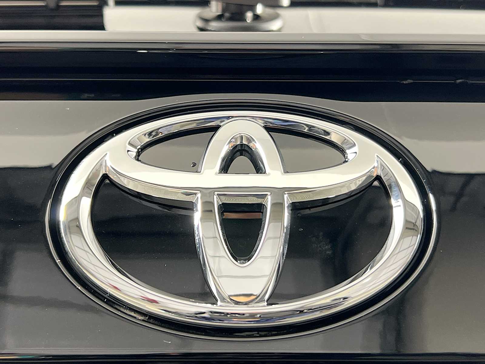 2025 Toyota RAV4 LE - Photo 18