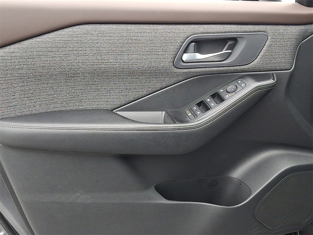 2023 Nissan Rogue SV - Photo 13