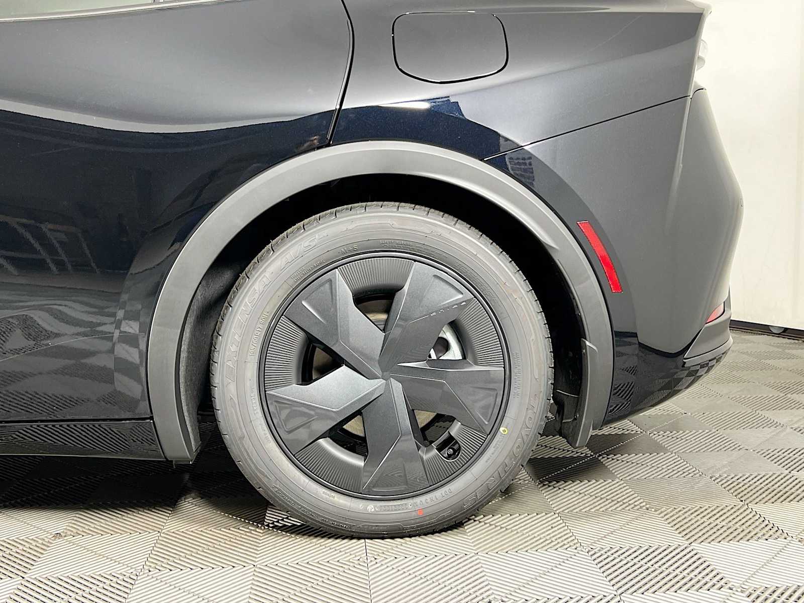 2025 Toyota Prius Plug-In Hybrid SE - Photo 18