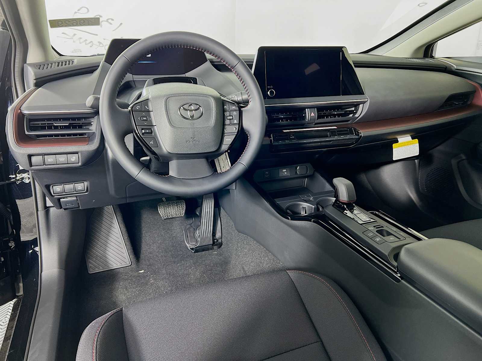 2025 Toyota Prius Plug-In Hybrid SE - Photo 6