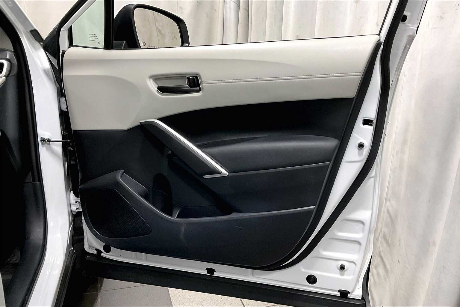 2023 Toyota Corolla Cross LE - Photo 12