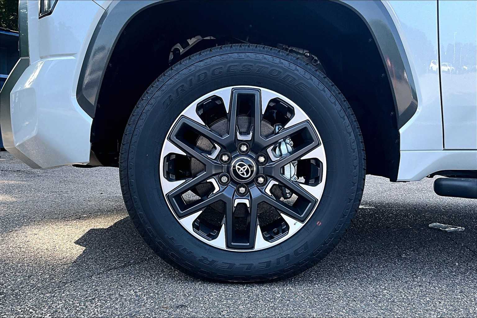 2025 Toyota Tundra Limited - Photo 8