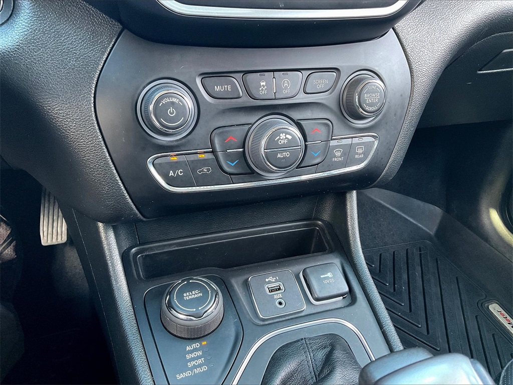 2022 Jeep Cherokee Latitude Lux - Photo 24