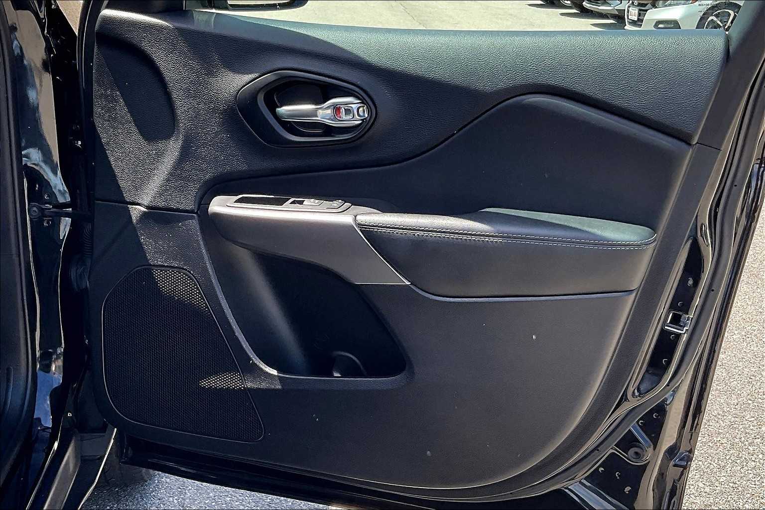 2021 Jeep Cherokee Latitude Lux - Photo 12