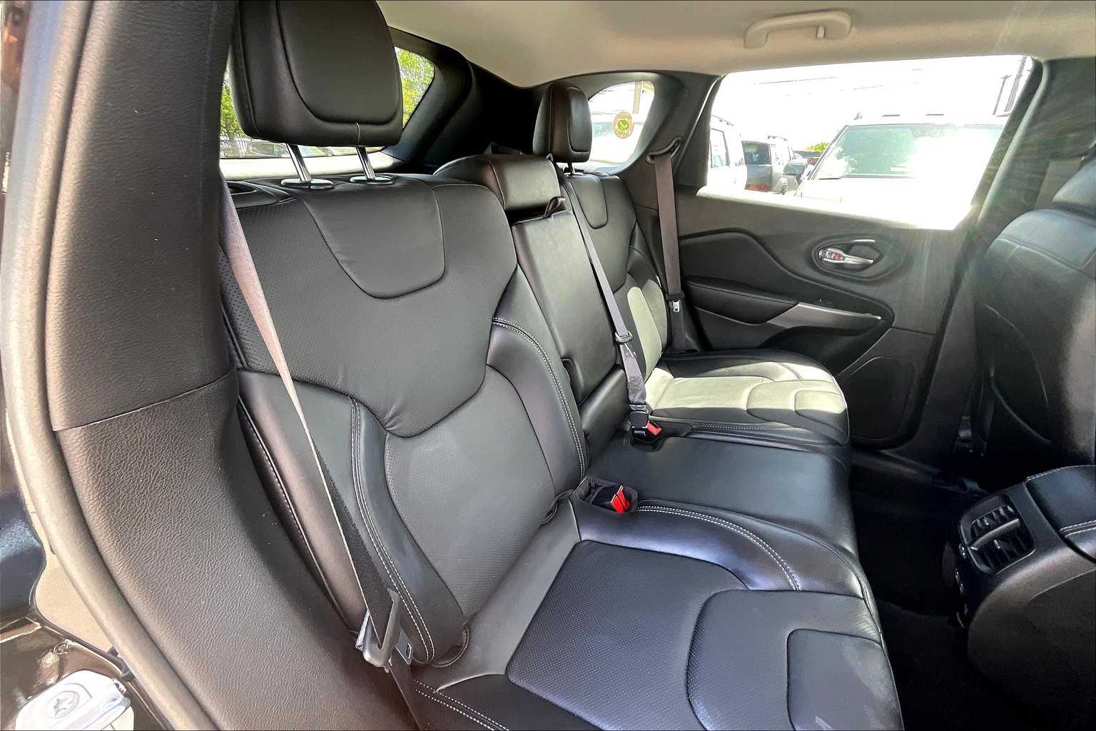 2021 Jeep Cherokee Latitude Lux - Photo 16