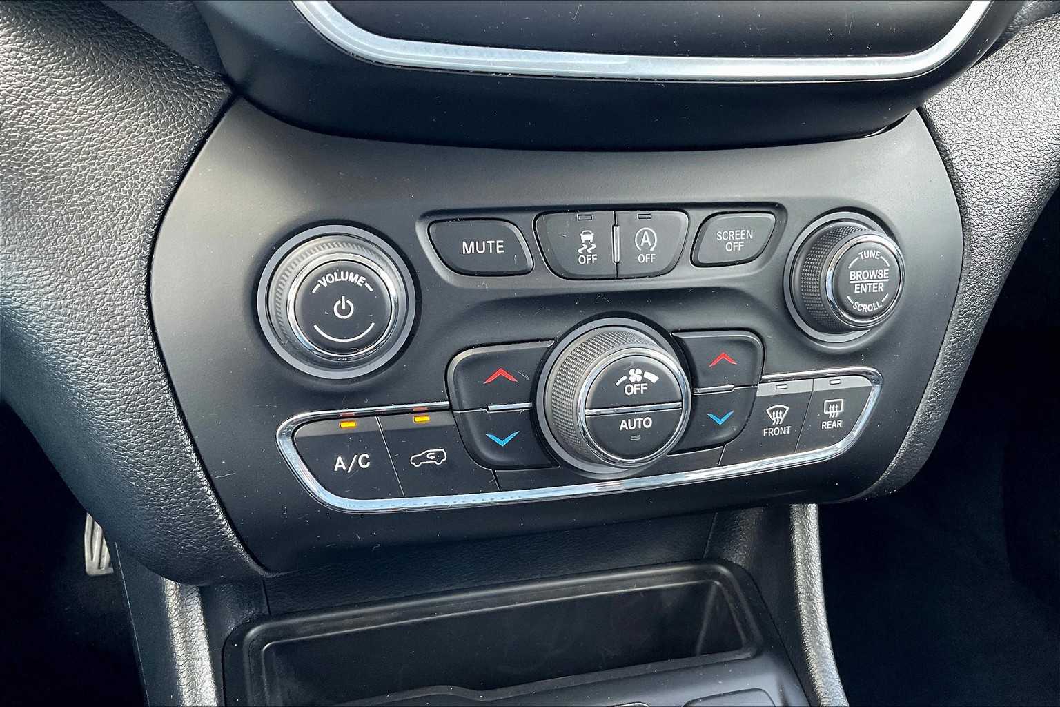 2021 Jeep Cherokee Latitude Lux - Photo 25