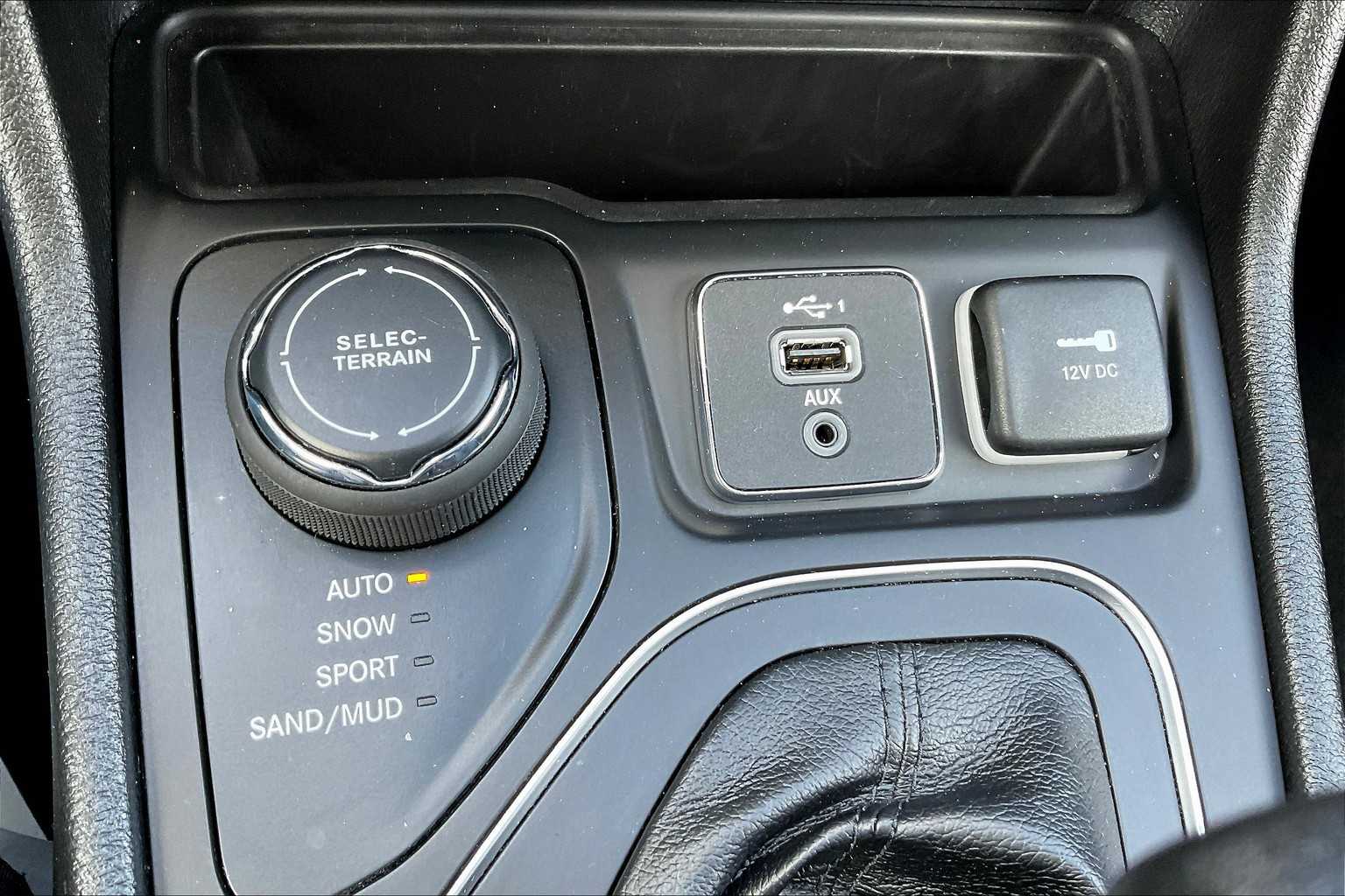 2021 Jeep Cherokee Latitude Lux - Photo 26