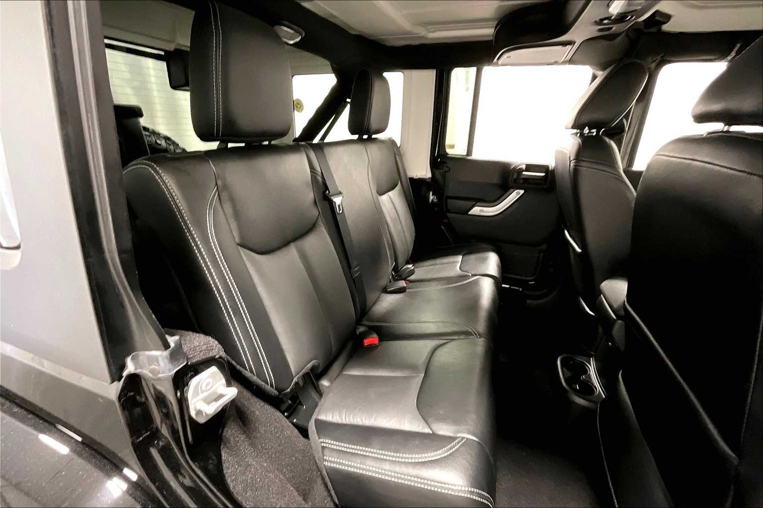 2017 Jeep Wrangler Unlimited Sahara - Photo 16