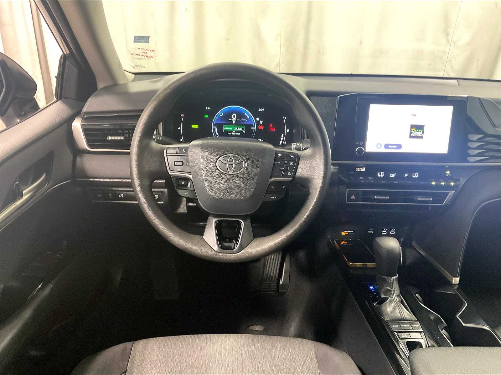 2025 Toyota Camry SE - Photo 17