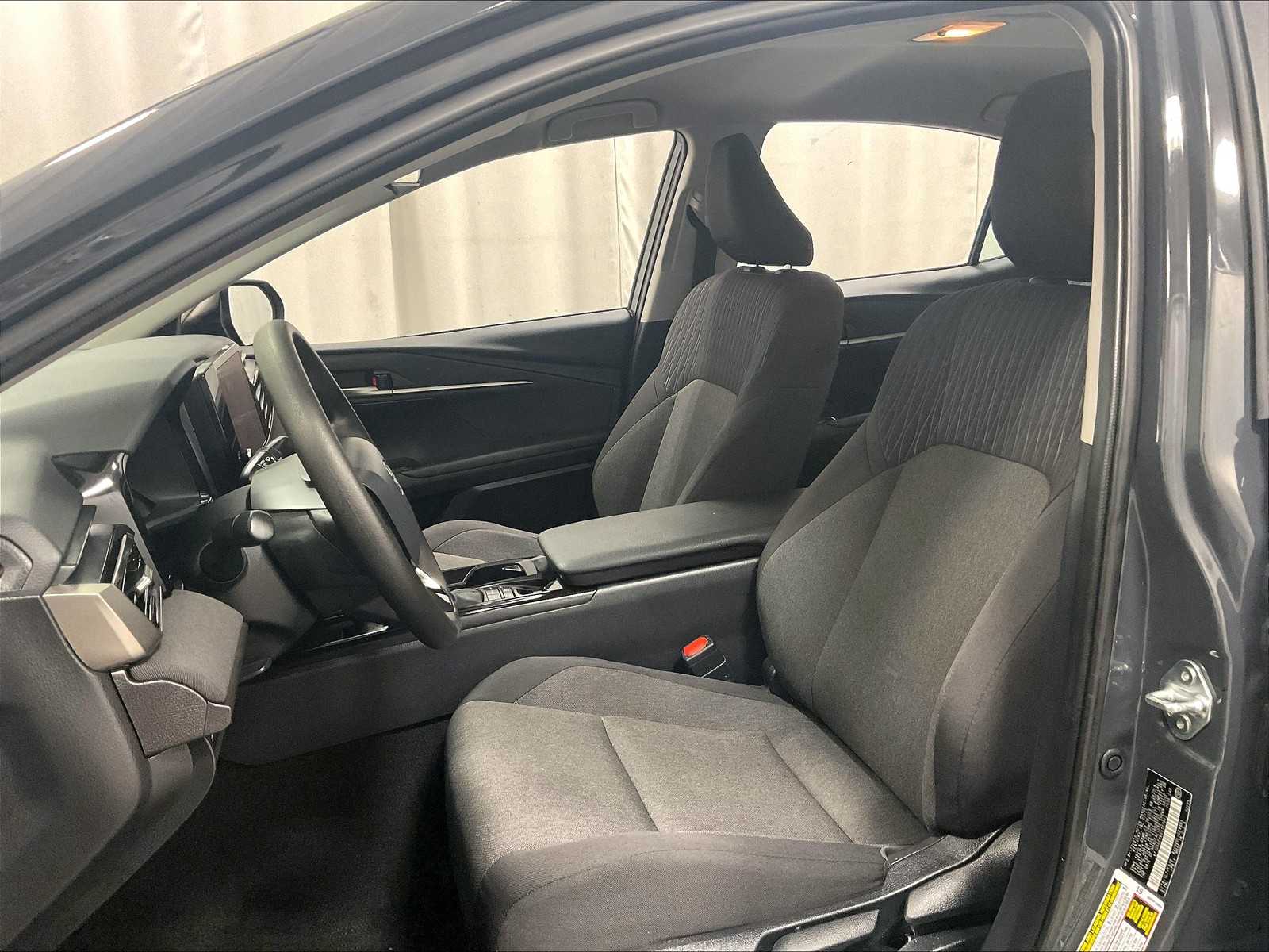 2025 Toyota Camry SE - Photo 10