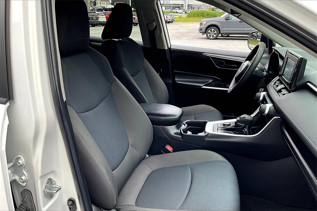 2021 Toyota RAV4 Hybrid LE - Photo 11