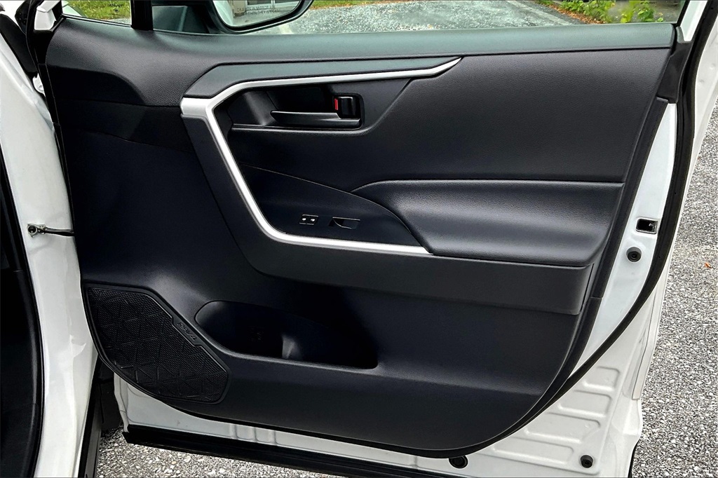 2021 Toyota RAV4 Hybrid LE - Photo 12