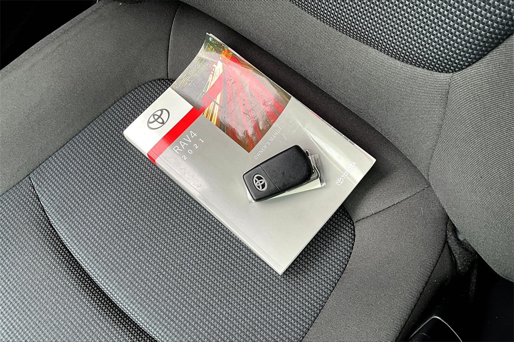 2021 Toyota RAV4 Hybrid LE - Photo 31