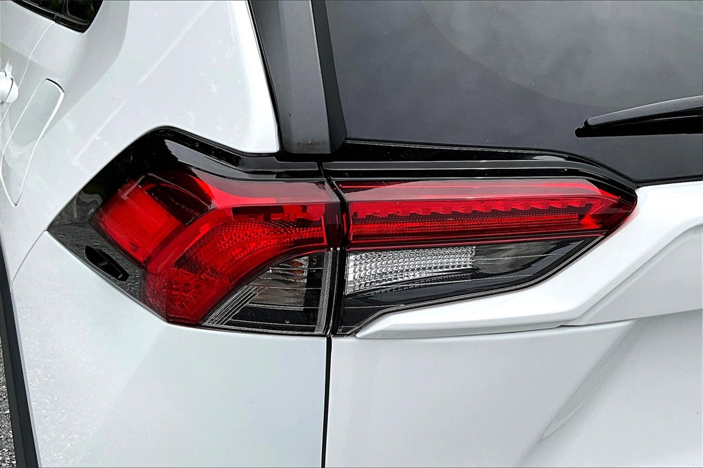 2021 Toyota RAV4 Hybrid LE - Photo 34