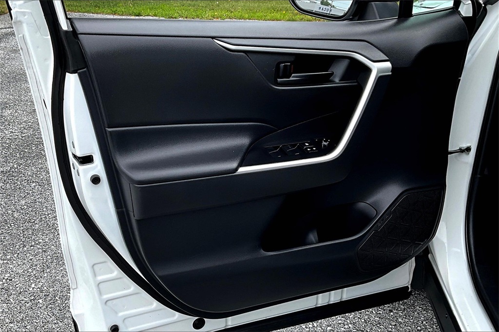 2021 Toyota RAV4 Hybrid LE - Photo 9