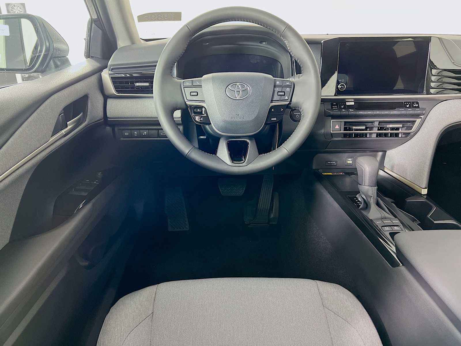2025 Toyota Camry LE - Photo 15