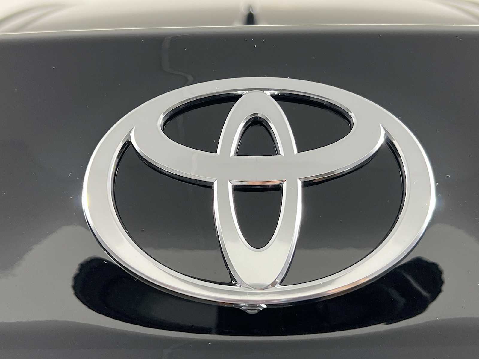 2025 Toyota Camry LE - Photo 18