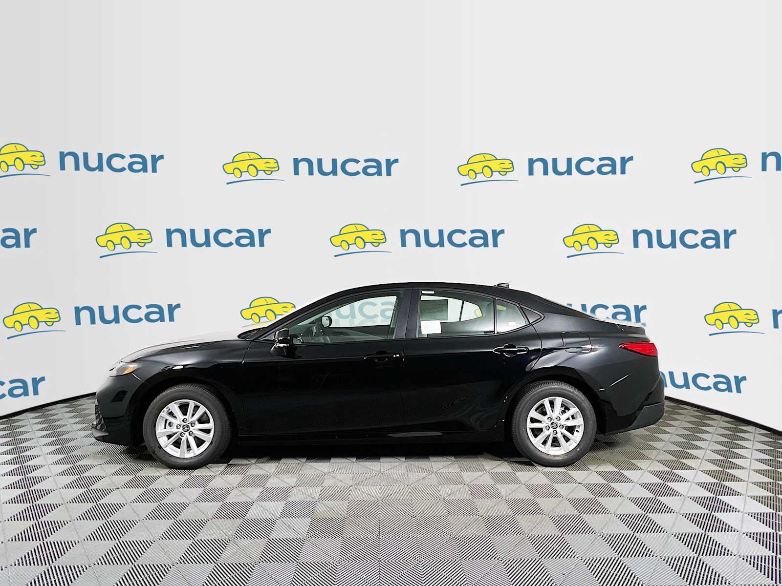 2025 Toyota Camry LE - Photo 3