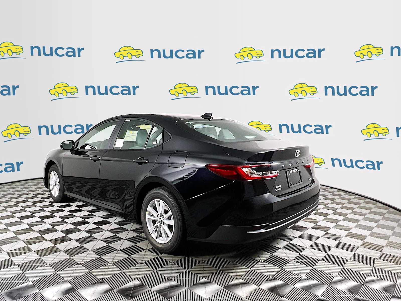 2025 Toyota Camry LE - Photo 4
