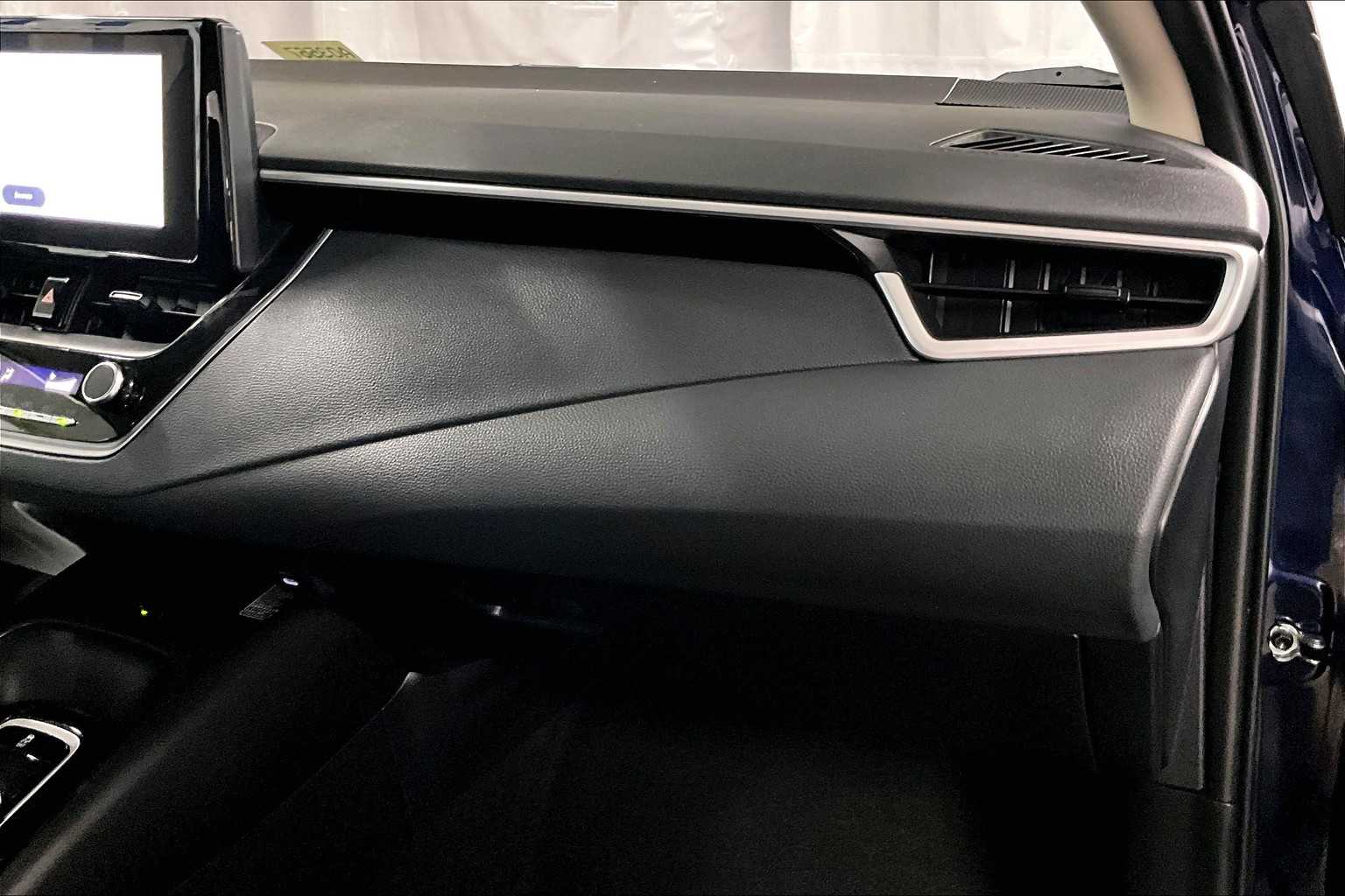 2025 Toyota Corolla LE - Photo 13