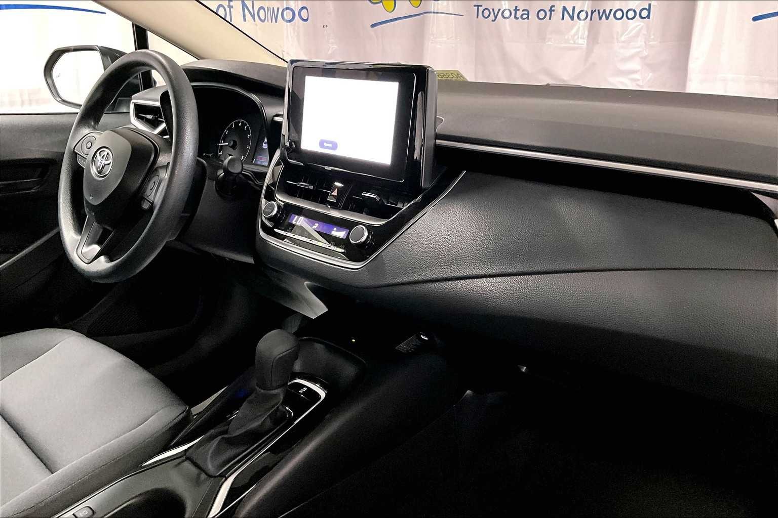 2025 Toyota Corolla LE - Photo 14