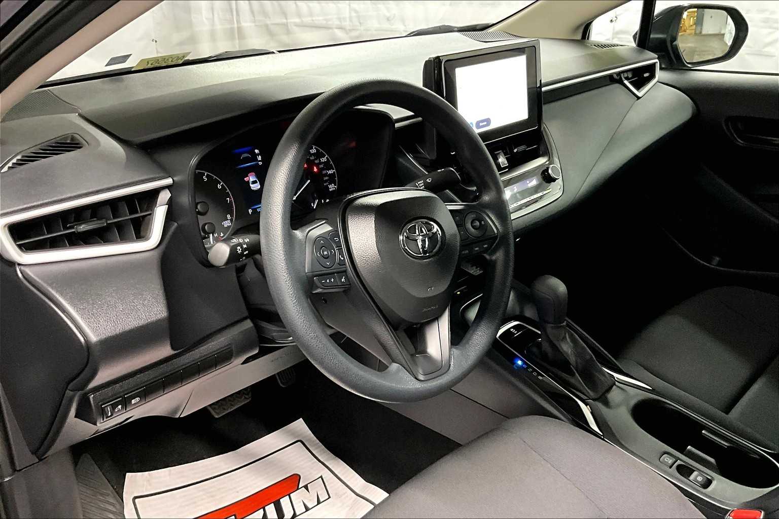 2025 Toyota Corolla LE - Photo 8