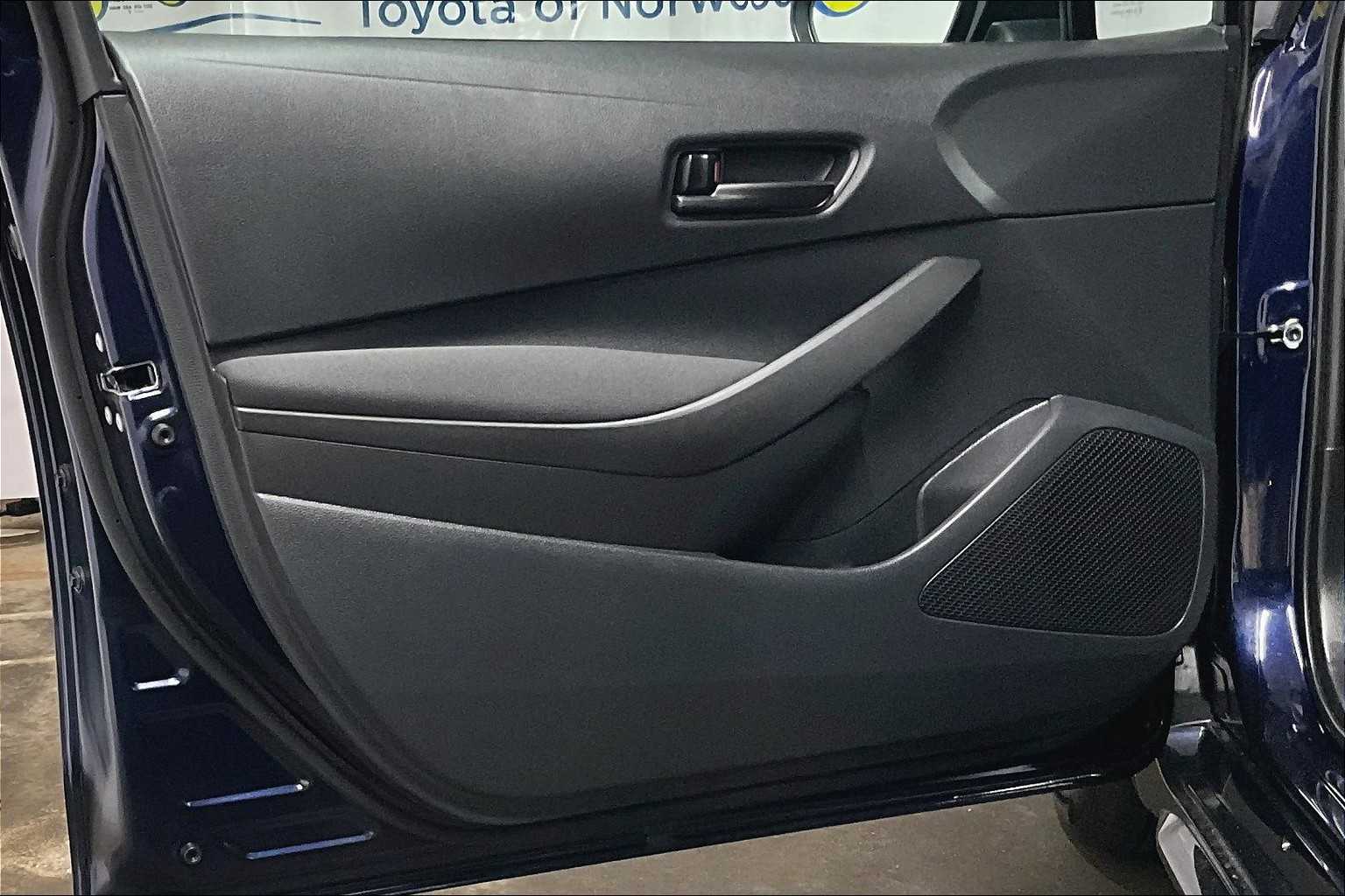 2025 Toyota Corolla LE - Photo 9