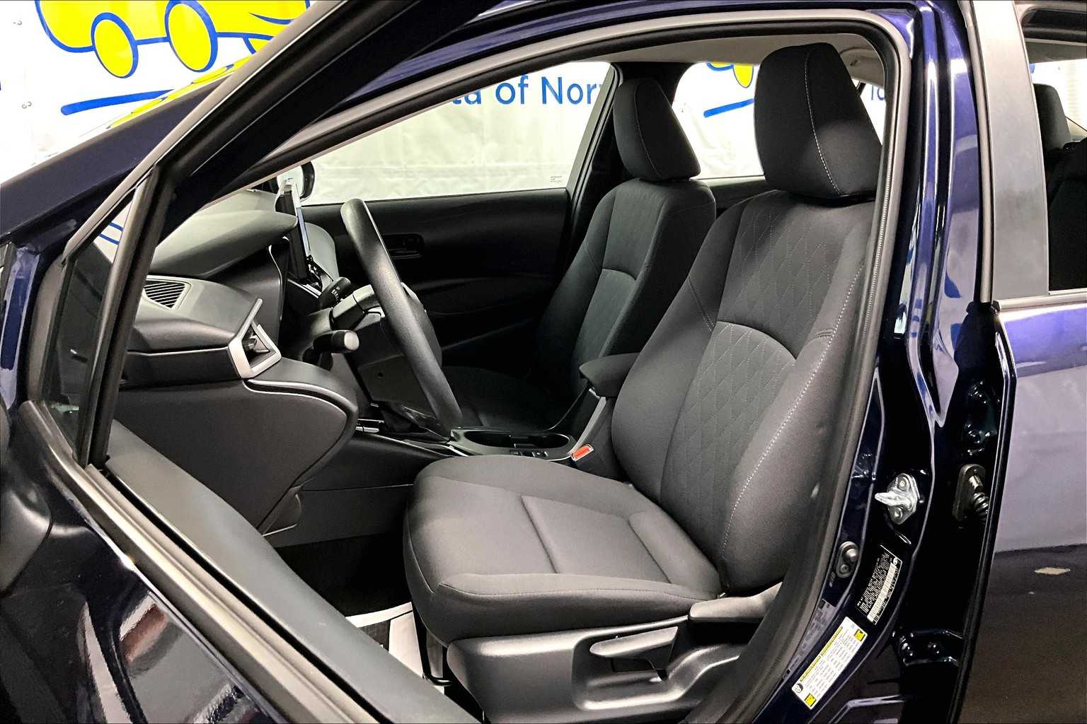 2025 Toyota Corolla LE - Photo 10