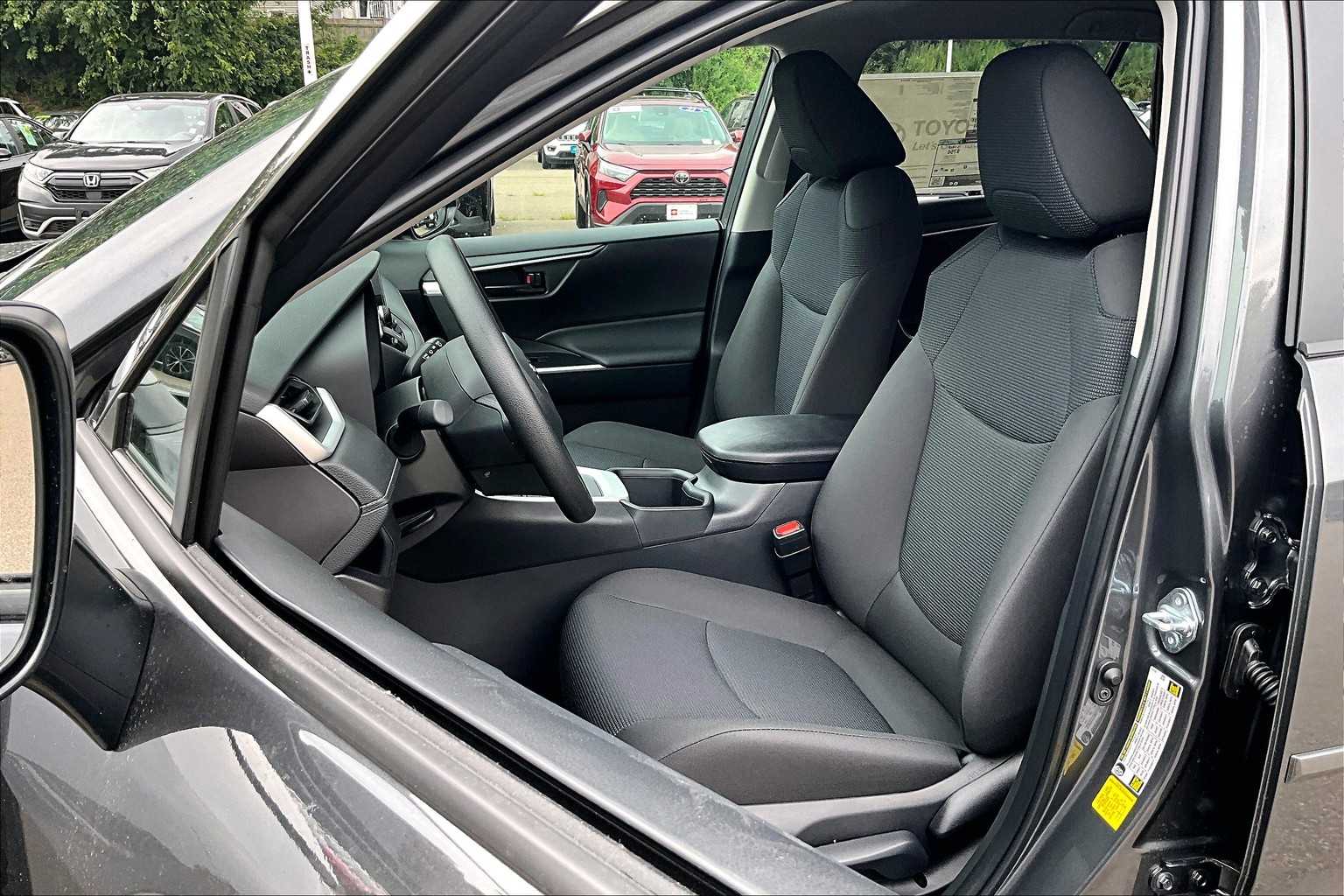 2025 Toyota RAV4 LE - Photo 11