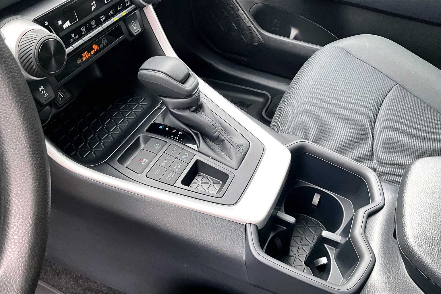 2025 Toyota RAV4 LE - Photo 14