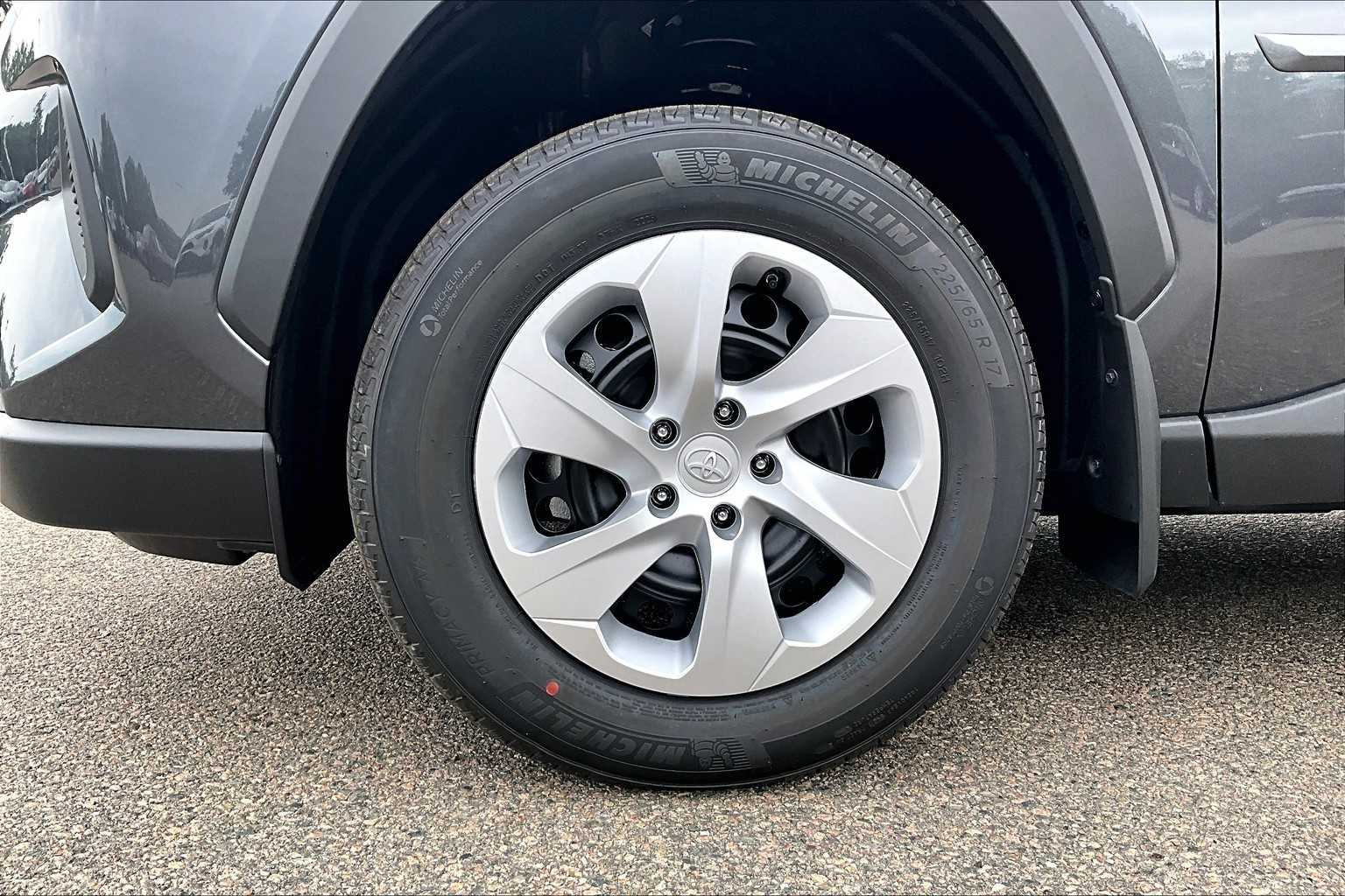 2025 Toyota RAV4 LE - Photo 8