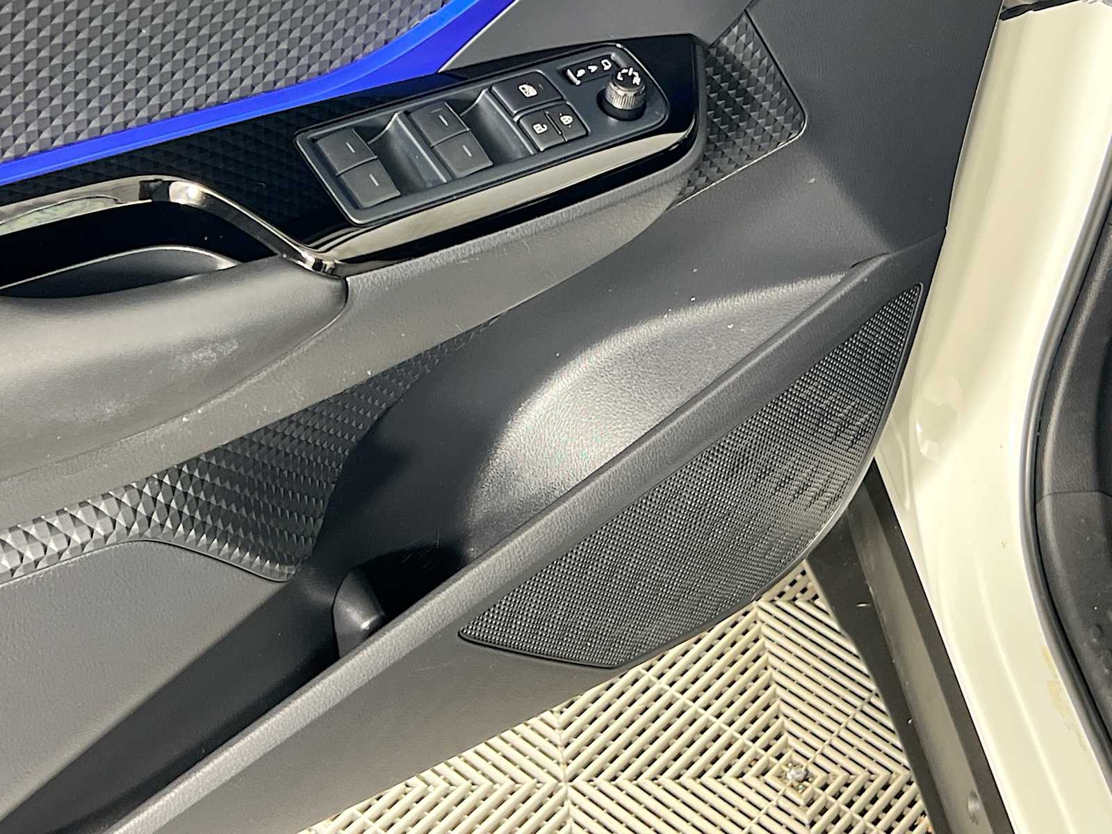 2020 Toyota C-HR XLE - Photo 17