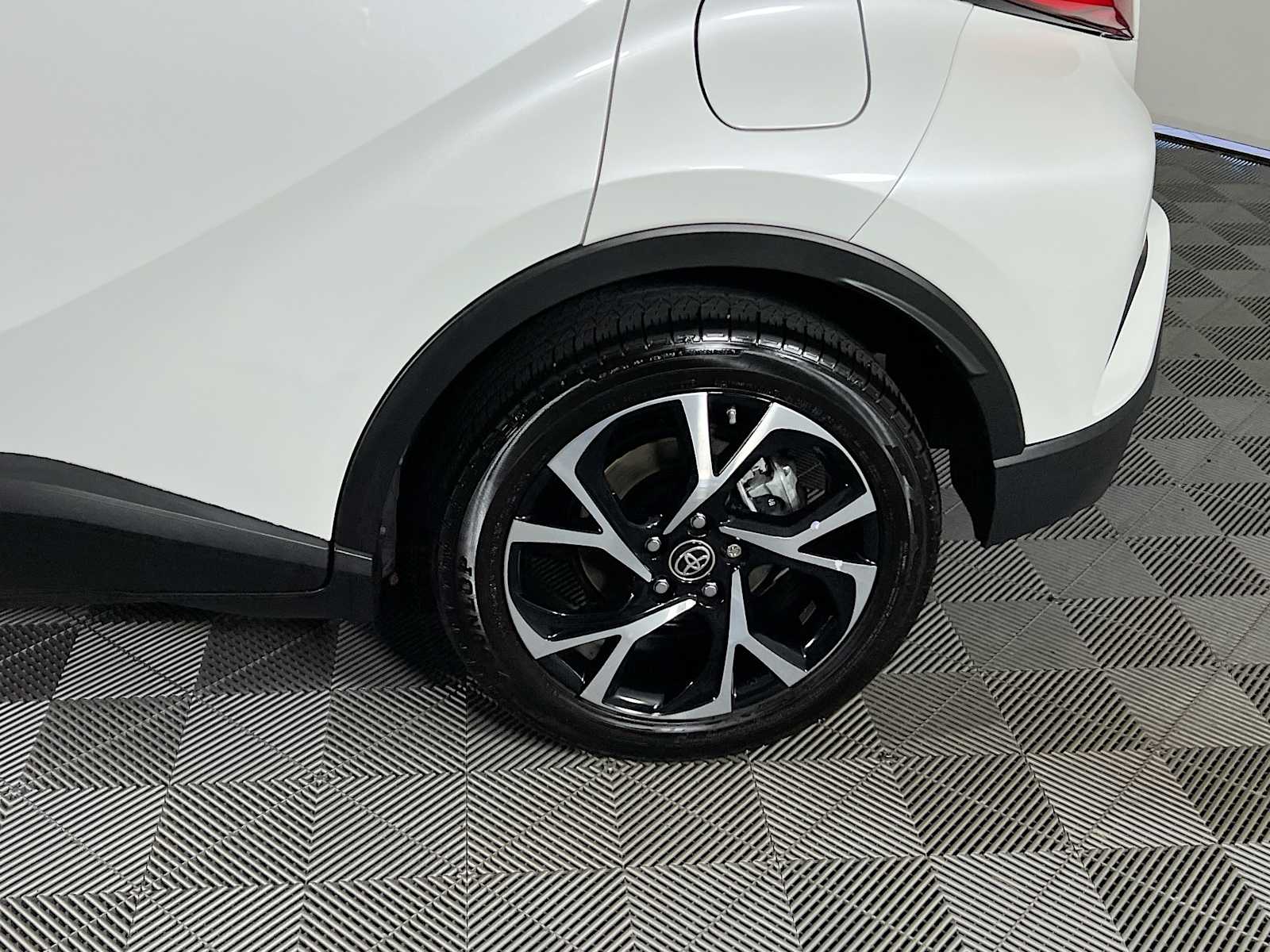 2020 Toyota C-HR XLE - Photo 28