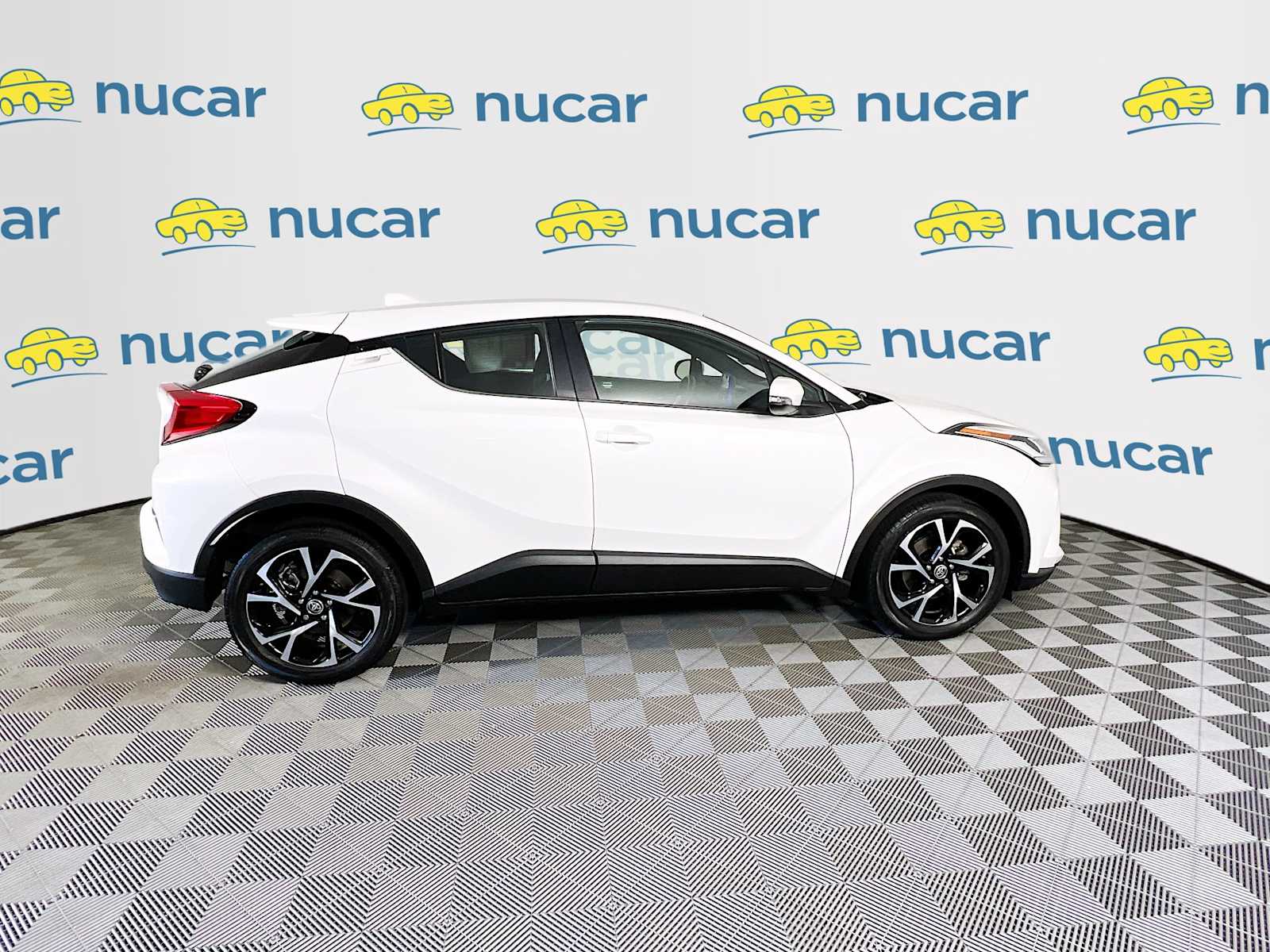 2020 Toyota C-HR XLE - Photo 8