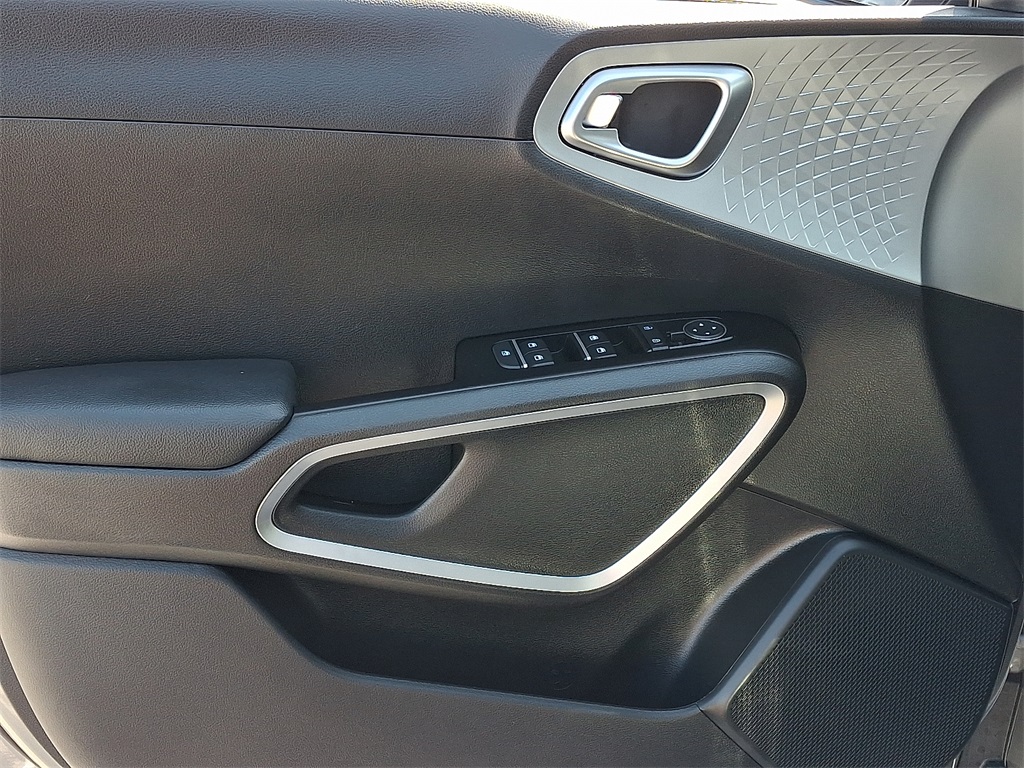 2025 Kia Soul S - Photo 13