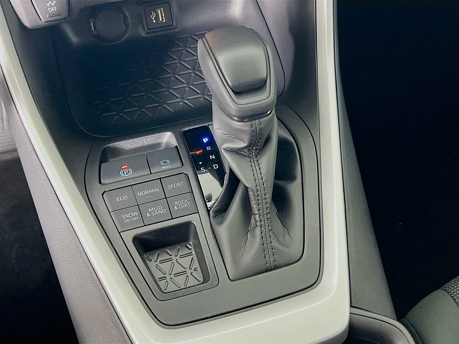 2025 Toyota RAV4 LE - Photo 11